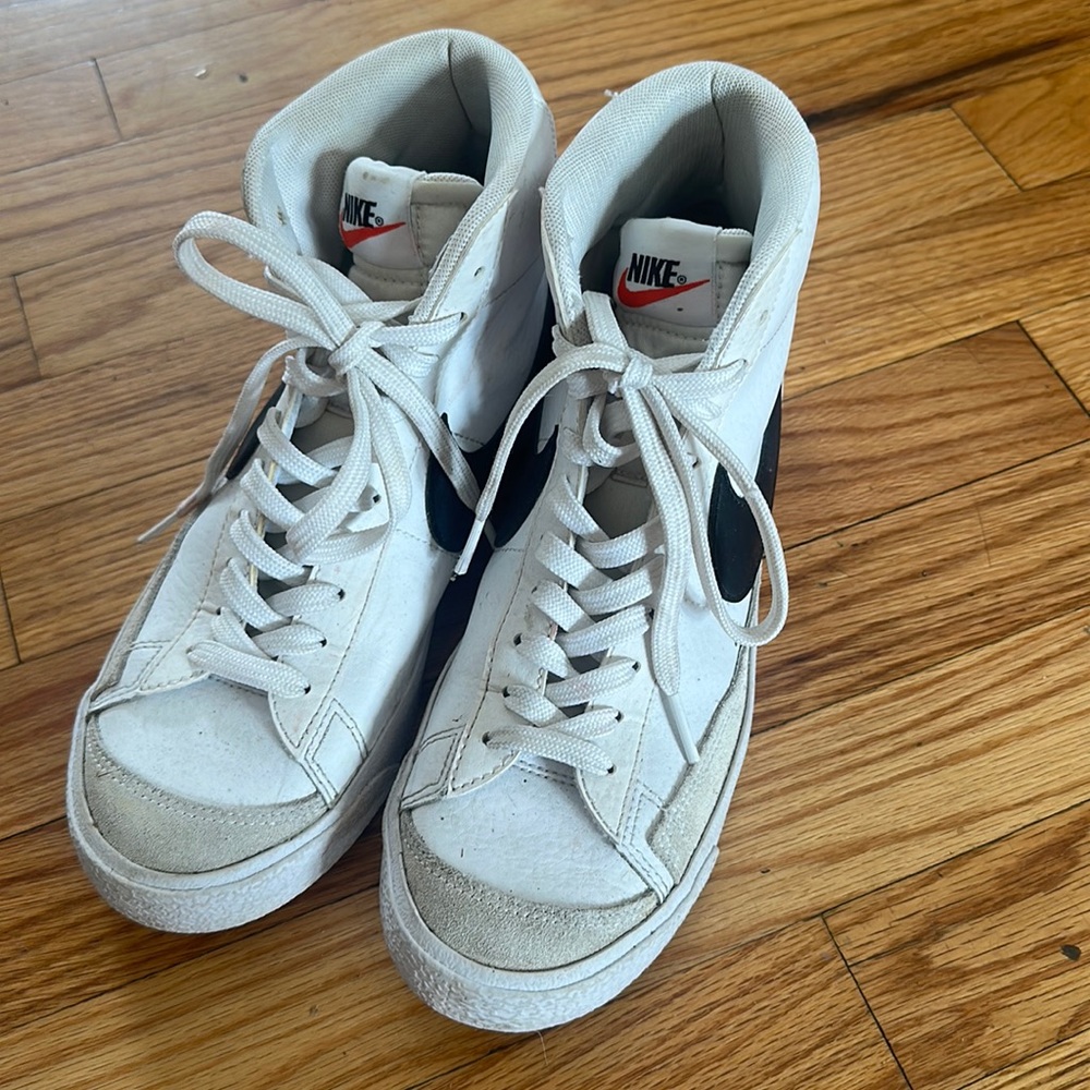 NIKE BLAZERS SIZE 7